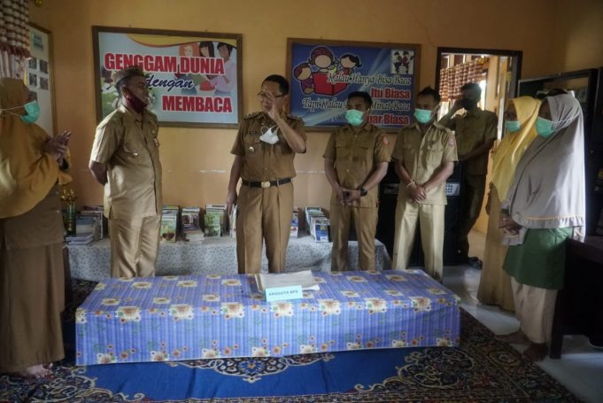 Tinjau Perpustakaan Desa Huidu Melito, Ini yang Dilakukan Wabup Thariq Modanggu