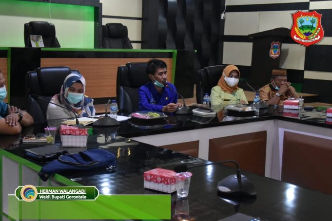 Wabup Herman Pimpin Pembahasan Kelancaran Pekerjaan Pembngunan Saluran Pembuangan di Desa Alopohu