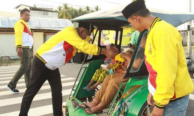 Golkar Pohuwato Ngabuburit dan Berbagi Takjil