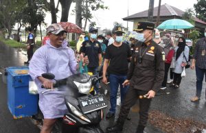 Kejari Kabupaten Gorontalo Bagikan Sembako Kepada Masyarakat