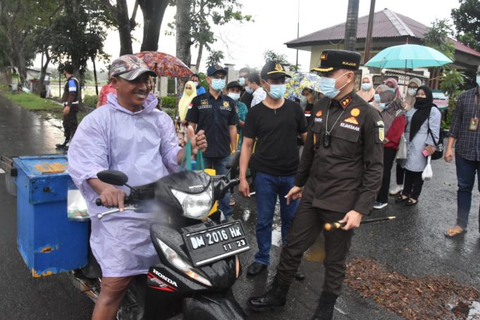 Kejari Kabupaten Gorontalo Bagikan Sembako Kepada Masyarakat