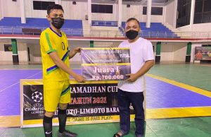 Wabup Hendra Serahkan Hadiah Kepada Pemenang Futsal Liga Ramadhan