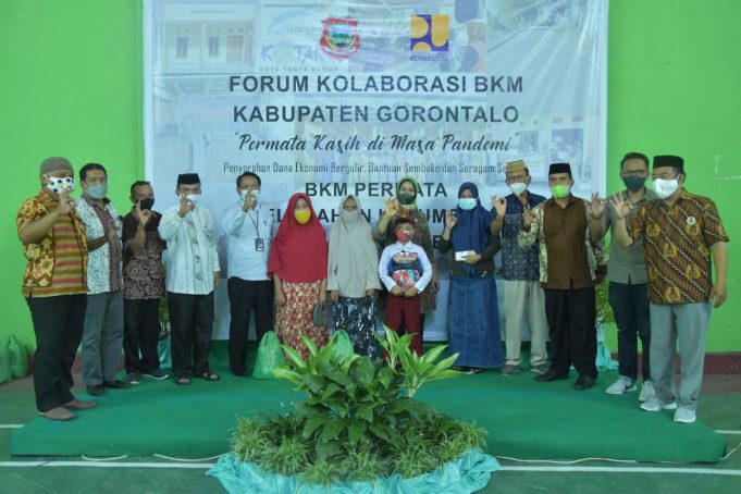 Sekda Hadijah Tayeb Serahkan Langsung Masyarakat Penerima Dana Ekonomi Bergulir