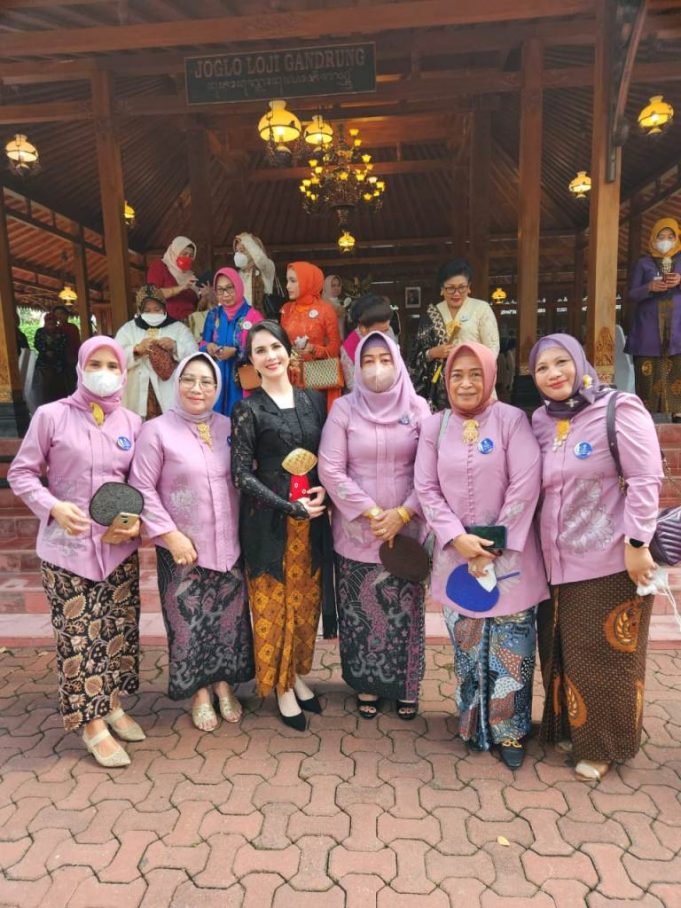 Hari Batik Nasional 2022, Wabup Pohuwato dan Ketua TP-PKK Ikuti Parede Kebaya di Kota Solo