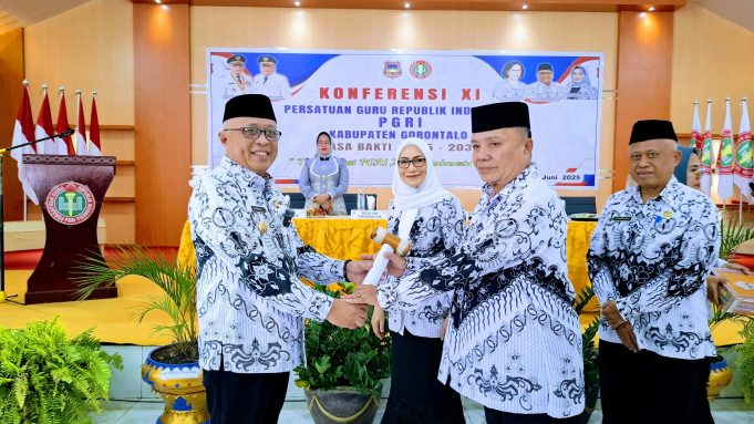 Membuka Konfrensi XI PGRI, Bupati Sopyan Puhi Mengharapkan Guru Dapat Bersinergi dengan Pemerintah