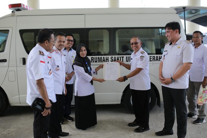 Pemkab Pohuwato Menyerahkan 1 Unit Mobil Ambulance Untuk RSUD Lemito