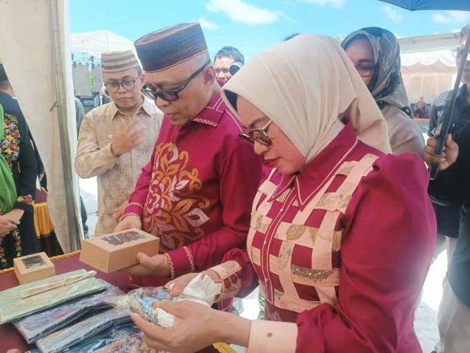 Berkunjung ke Desa Tabongo, Bupati Sofyan Puhi Membuka Kegiatan Penguatan Ekosistem Karawo