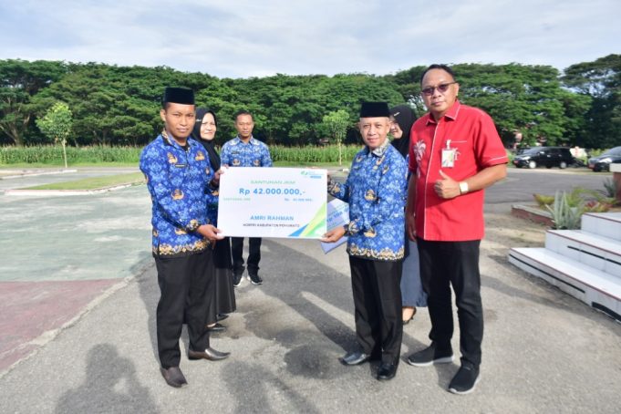 Memimpin Apel KORPRI, Asisten Pemerintahan dan Kesra Arman Mohamad Menyerahkan Santunan Duka