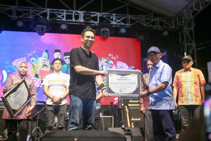 Berlangsung Meriah, Penutupan Festival Pesona Pantai Pohon Cinta Dihadiri Ribuan Warga