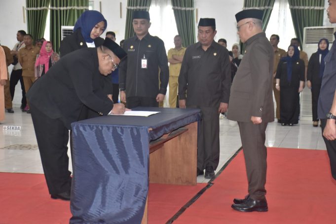 Dilantik Bupati Sofyan Puhi, Sugondo Makmur Resmi Mengemban Sekda Kab. Gorontalo Definitif