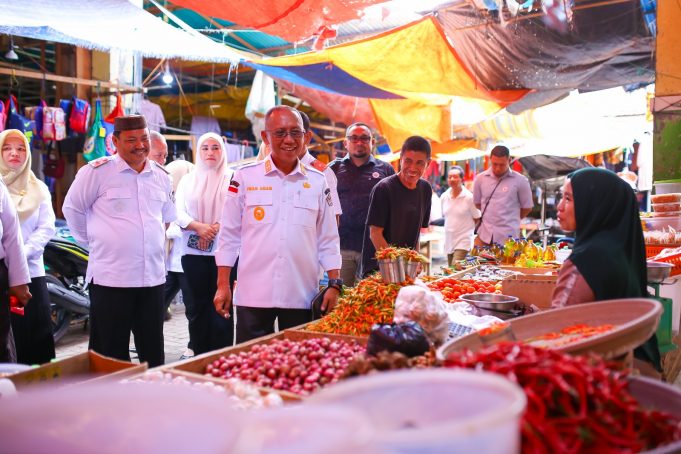 Memantau Ketersediaan Pangan, Wabup Iwan S. Adam Melakukan Sidak ke Pasar Tradisional Marisa