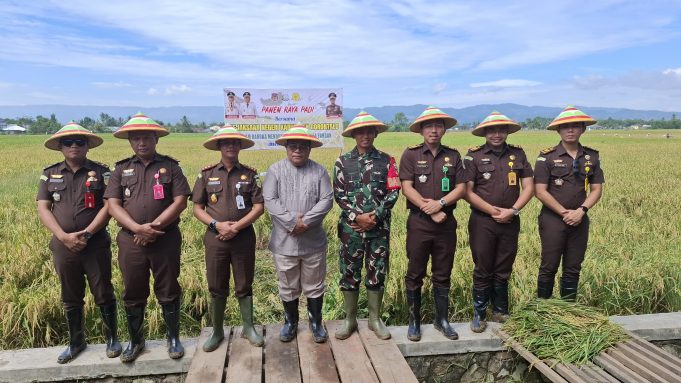 Melaksanakan Panen Padi Bersama, Kejari Kab. Gorontalo Mendukung Program Swasembada Pangan Nasional