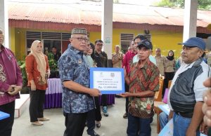 Bupati Sofyan Puhi Menyerahkan Bantuan Secara Simbolis Kepada Korban Angin Puting Beliung