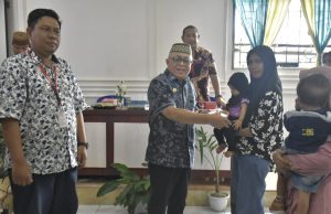 Bupati Sopyan Puhi Salurkan Bantuan 100 Keluarga Resiko Stunting di Kecamatan Tabongo