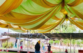 Siap Gelar Majelis Taklim Akbar, Lurah Libuo Turun Langsung Memimpin Pemasangan Tenda