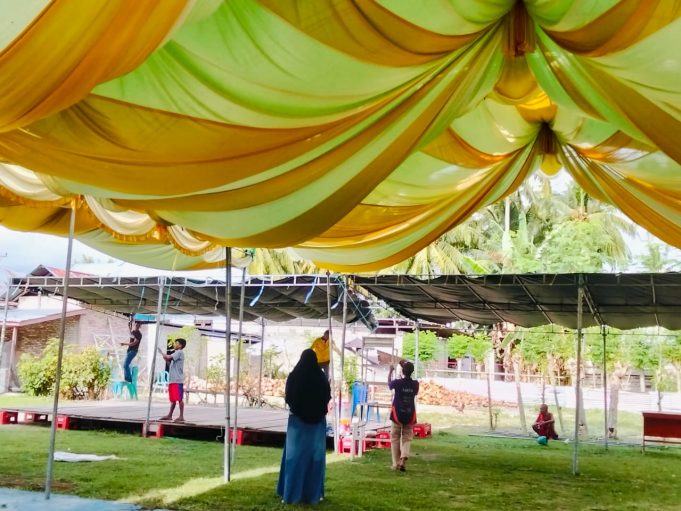 Siap Gelar Majelis Taklim Akbar, Lurah Libuo Turun Langsung Memimpin Pemasangan Tenda