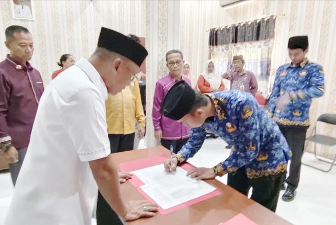 Wabup Iwan S. Adam Mengukuhkan 2 ASN Formasi STTD Dinas Perhubungan Kab. Pohuwato