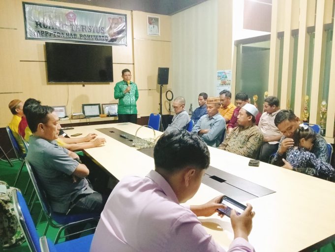 Rustam Melleng Meminta Aparatur Bappeda Pohuwato Terus Menjaga Kebersamaan
