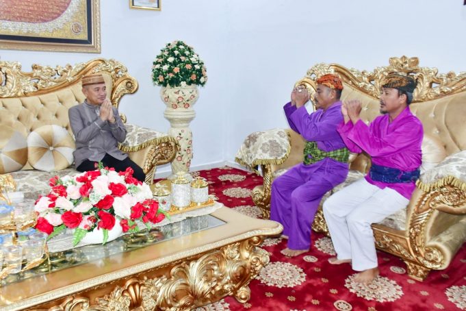 Jelang Sidang Adat Tonggeyamo, Bupati Saipul A. Mbuinga Menerima Prosesi Adat Po’ota