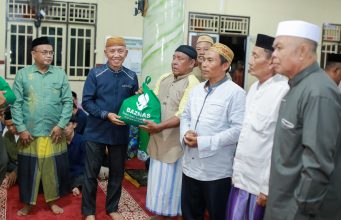 Safari Ramadhan di Randanhan, Wabup Iwan S. Adam Menyerahkan Bantuan dari BAZNAS Pohuwato