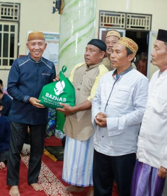 Safari Ramadhan di Randanhan, Wabup Iwan S. Adam Menyerahkan Bantuan dari BAZNAS Pohuwato
