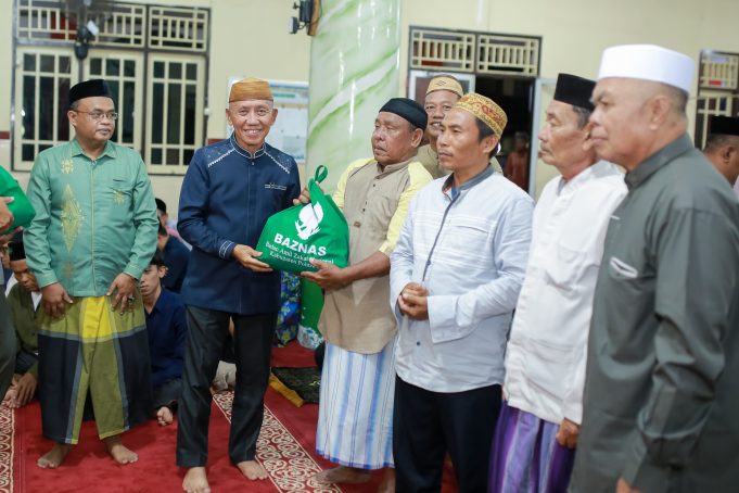 Safari Ramadhan di Randanhan, Wabup Iwan S. Adam Menyerahkan Bantuan dari BAZNAS Pohuwato