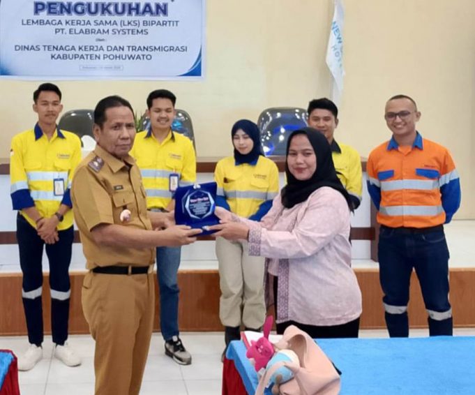 Plt Kadis Nakertrans Pohuwato Amrin Umar Mengukuhkan LKS Bipartit PT. Elabram Systems